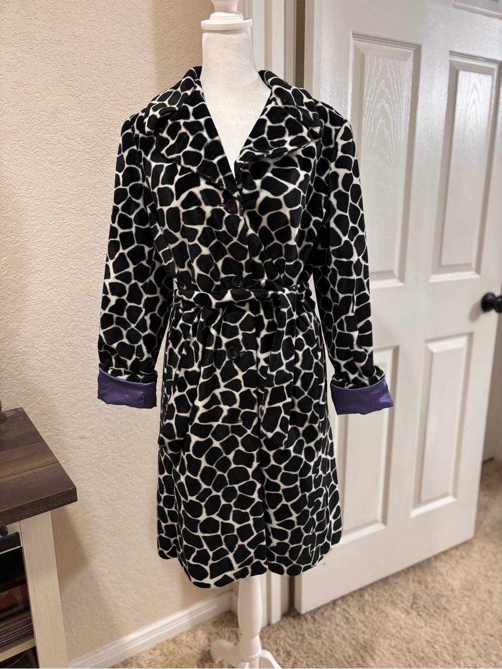 Bebe Vintage!!💕Black and White Giraffe-Print faux fur coat with Purple lining